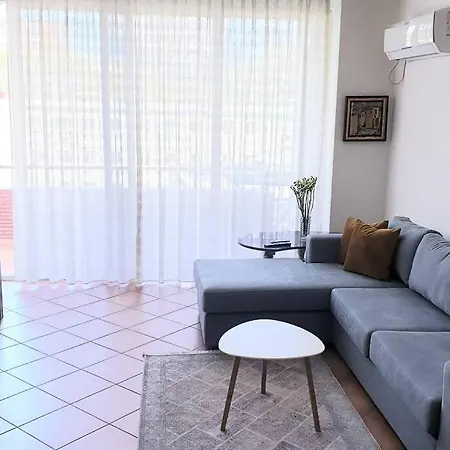 Lovely 2-bedroom In Center דירה טיראנה
