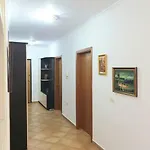 Lovely 2-bedroom In Center Τίρανα