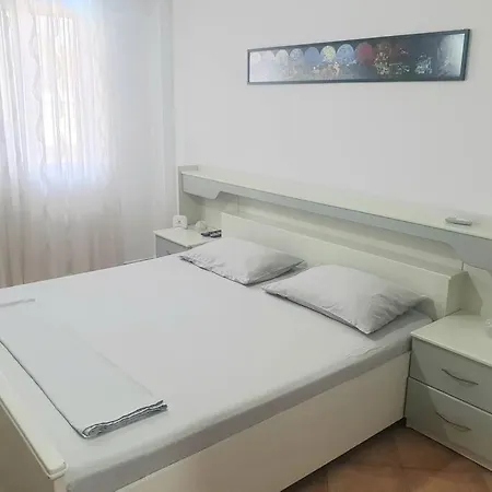 Apartman Lovely 2-bedroom In Center