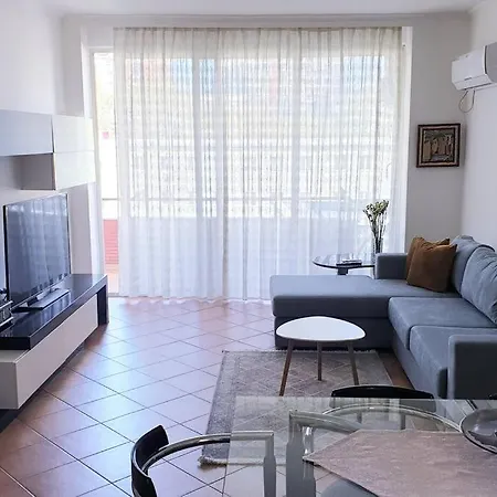 Lovely 2-bedroom In Center Διαμέρισμα *