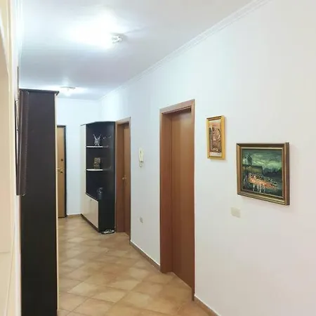 Lovely 2-bedroom In Center Τίρανα